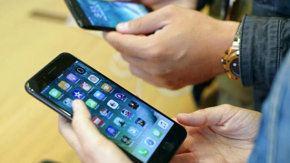 Customers check out the new Apple iPhone 7 at the Apple Store at the Grove in Los Angeles on Friday, Sept. 16, 2016.