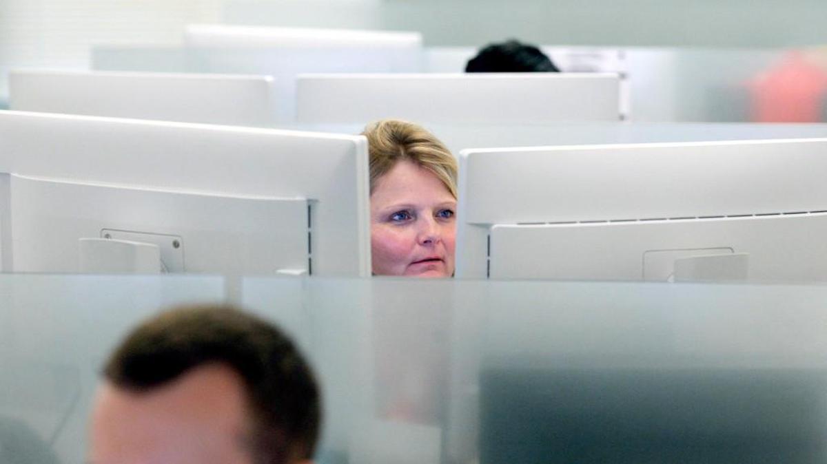 A worker cold call customers from the Blue Cross ‘situation room’ last month. Since Jan. 4, North Carolina’s largest health insurer has been dealing with a situation that saw about 25,000 customers across the state accidentally put into the wrong health plans.