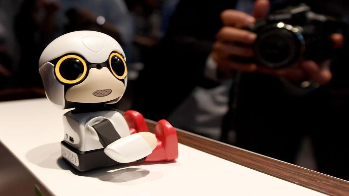 Toyota Motors’ communication robot Kirobo Mini is equipped with artificial intelligence and a built-in camera. The robot is capable of recognizing the face of the person speaking to him and responding in unscripted conversation or even starting a chat.