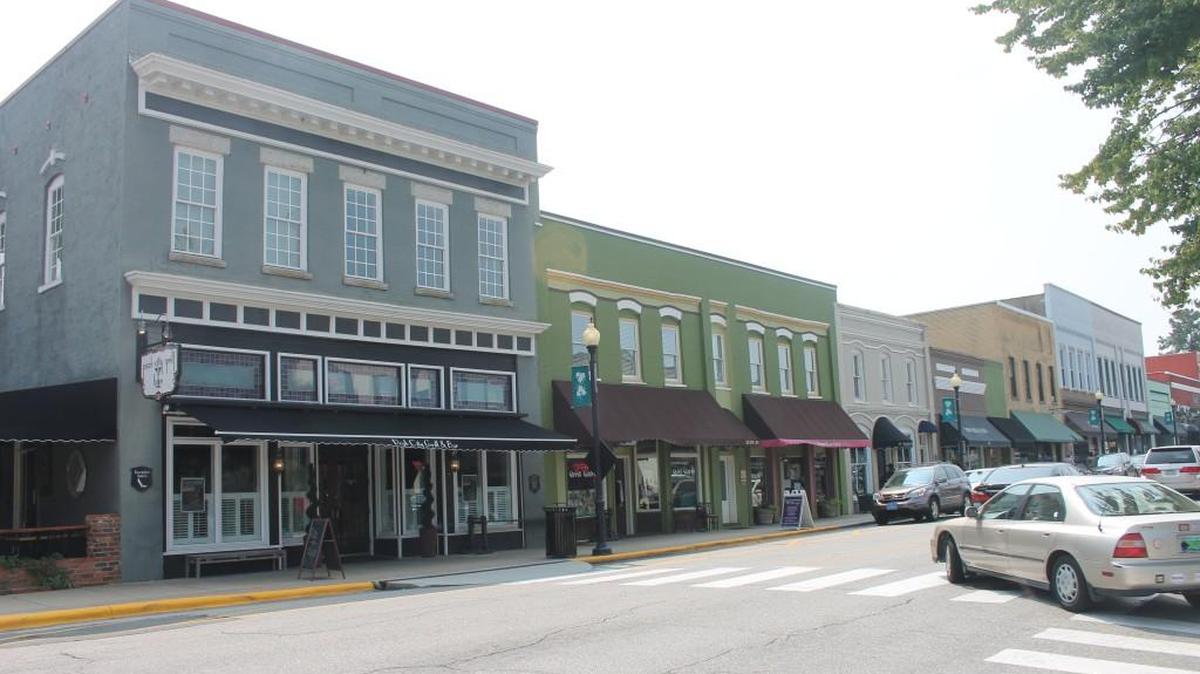 The Peak City Grill and Bar, to the left, was closed abruptly by a bankruptcy judge this week, alleging chronic financial mismanagement.