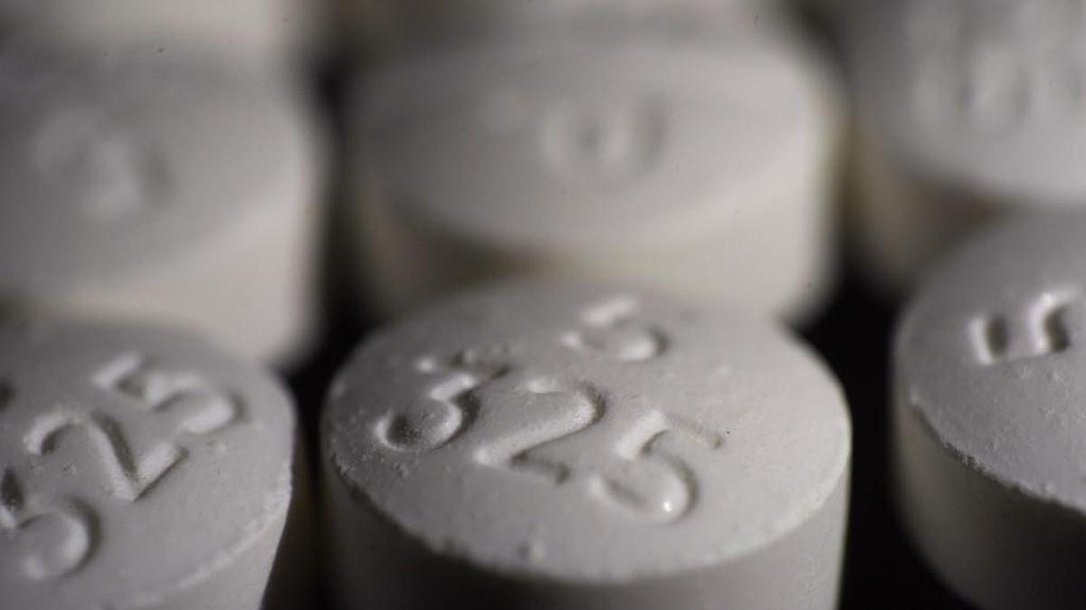 This Tuesday, Aug. 15, 2017 photo shows an arrangement of pills of the opioid oxycodone-acetaminophen in New York.