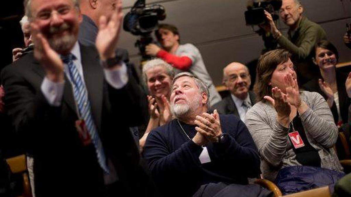Apple co-founder Steve Wozniak, center, and his wife Janet Hill, right, joins members of the audience in applauding at an open hearing at the Federal Communications Commission in Washington in 2015. The FCC opened the door for two community broadband providers to expand service, preempting state laws in Tennessee and North Carolina. On Wednesday, a federal court ruled that the FCC lacked the legal authority to override state law.