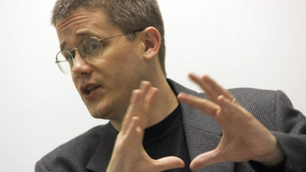 Conservative UNCW professor Mike Adams teaches his “Trials of the Century” elective class Friday, April 8, 2005 at UNC-Wilmington. Adams is a columnist for townhall.com.