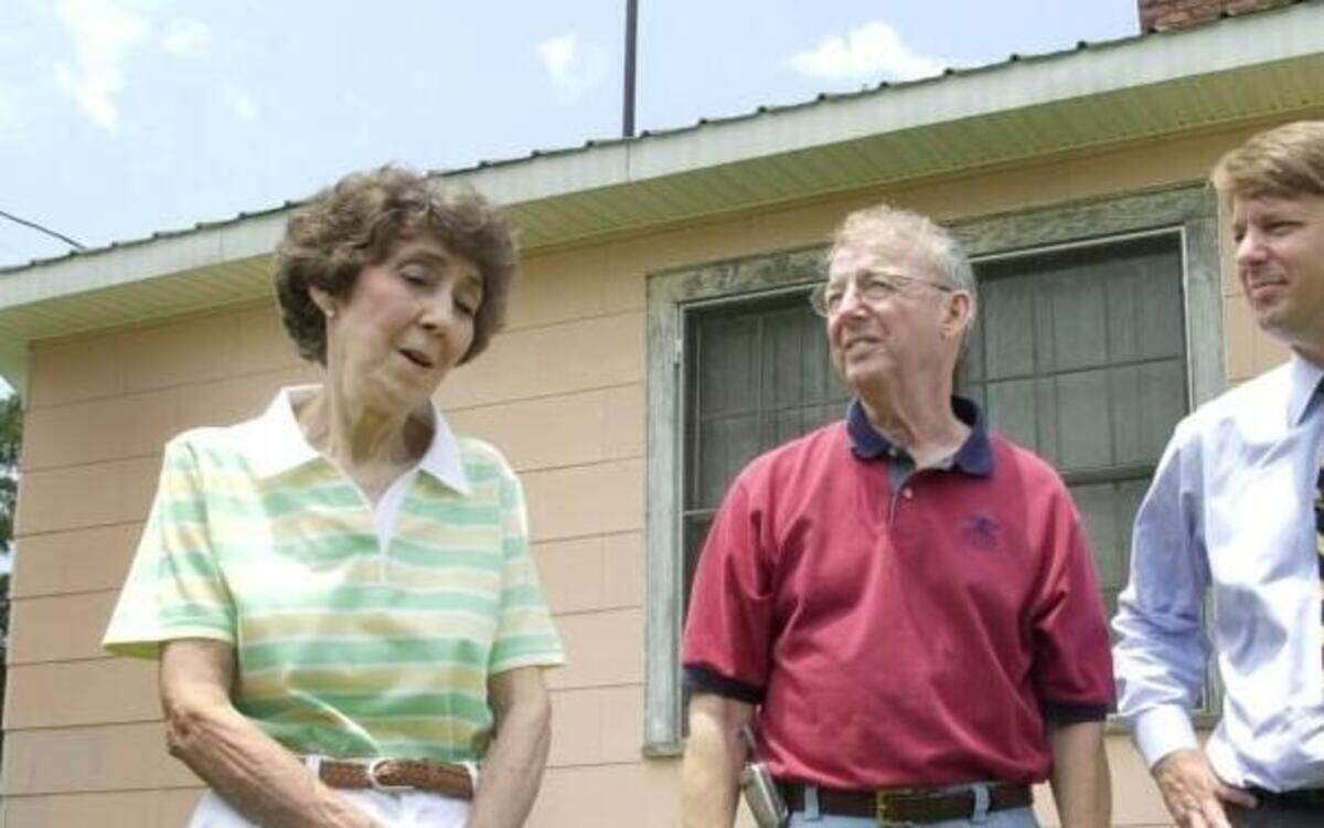 John Edwards with his parents, Bobbi and Wallace Edwards, outside the family’s first home in Seneca, S.C., in 2003. Edwards and his parents returned to his boyhood home for a day of memories and reunions to celebrate the Democratic presidential hopeful’s 50th birthday.