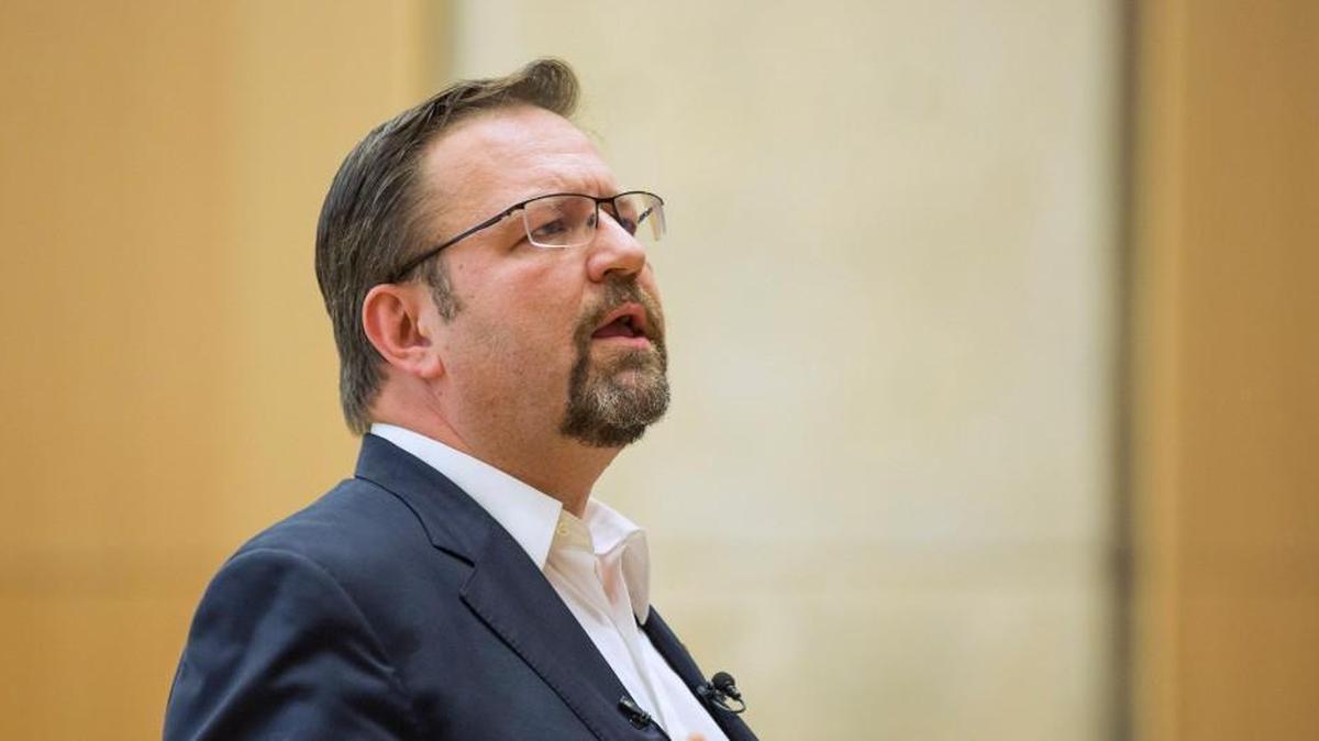 Sebastian Gorka, nombrado asesor antiterrorista por Trump, en medio de controversias sobre su pasado y vínculos con grupos nacionalistas. Foto de archivo del 2017.