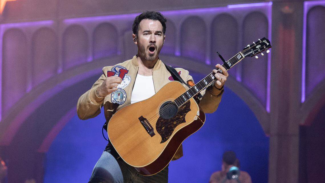 Kevin Jonas ordered a seasonal drink from Omie’s. 