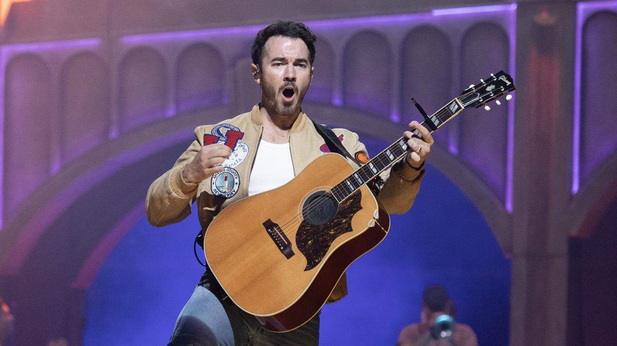 Kevin Jonas ordered a seasonal drink from Omie’s. 