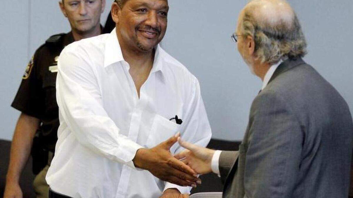 Darryl Howard, left, shakes hands with Innocence Project attorney James Cooney III in Durham Superior Court in 2014.