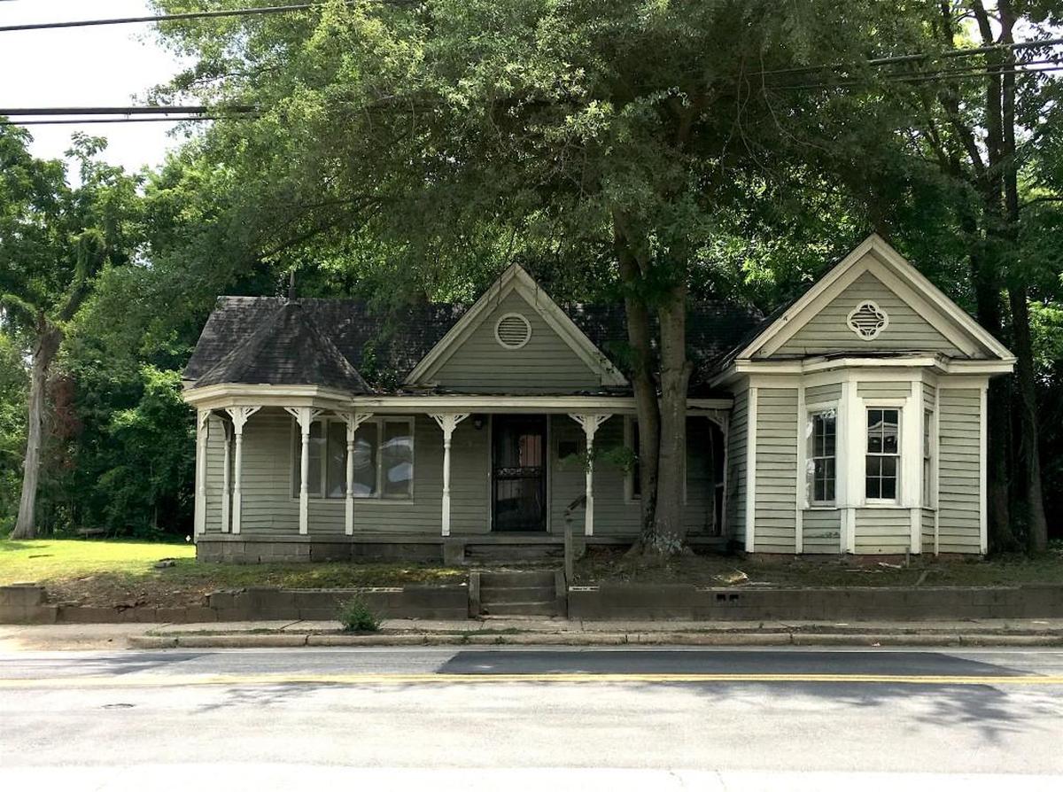 The Rev. Plummer Hall House at 814 Oberlin Road, built between 1878 and 1893, was built for the pastor of Oberlin Baptist Church. Preservation NC plans is buying the house from the City of Raleigh and plans to restore it. It is seen here Monday, July 10, 2017.