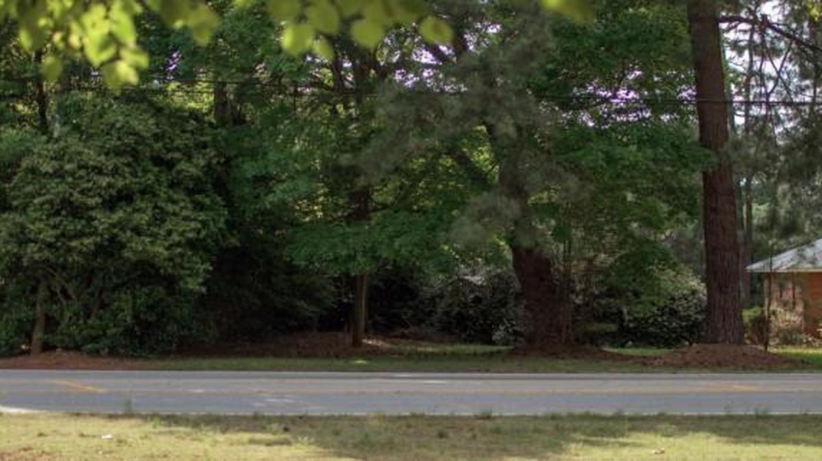 A Preferred Women's Health Center, left, which offers abortion services, is located at 1604 Jones Franklin Road in Raleigh. A Hand of Hope Pregnancy Resource Center, an anti-abortion group, wants to move to1522 Jones Franklin Road, pictured at right, directly next door to a clinic that offers abortion services Wednesday, April 27, 2016 in Raleigh, N.C.