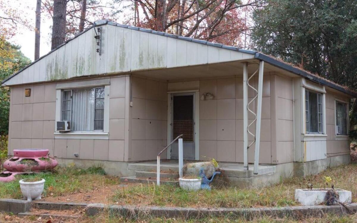 A group organized by Raleigh’s Historic Development Commission is holding a fundraiser and screening a documentary film Dec. 8 to save this all-steel Lustron home at the corner of Old Buffaloe Road and Buffaloe Road.