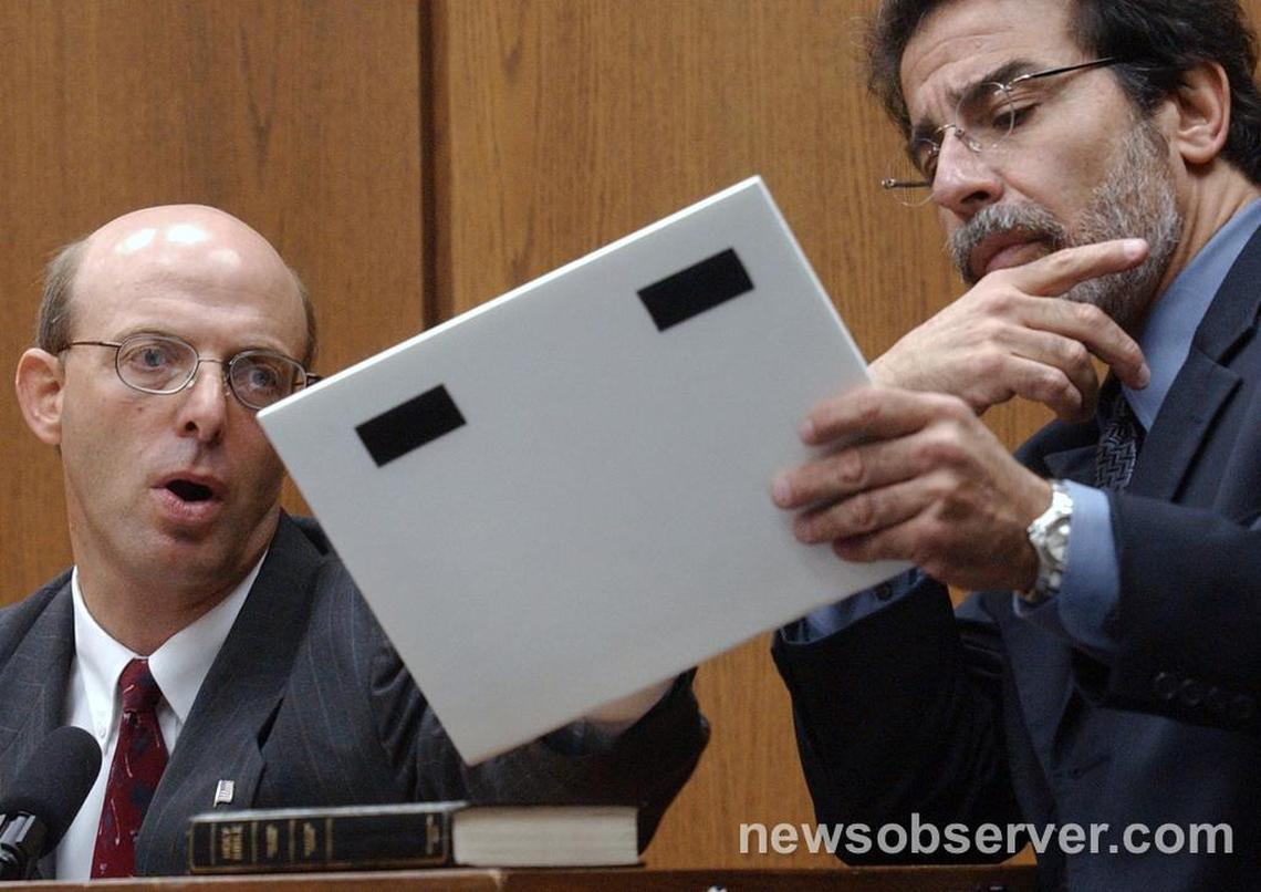 Michael Peterson’s defense attorney David Rudolf (at right) questions SBI blood spatter expert Duane Deaver in Aug. 2003 about his investigation at the Peterson home after Kathleen Peterson’s death in December 2001.