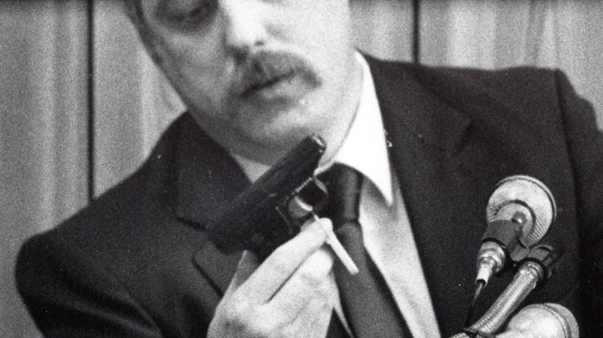 SBI firearms expert witness Eugene Bishop holds the .25 cal pistol that killed Barbara Stager's first husband, James Larry Ford, while testifying May 11, 1989 in Stager's murder trial in the death of her second husband Russ Stager.