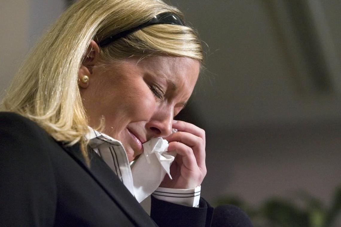 Caitlin Atwater breaks down as she reads a letter her mother Kathleen Peterson wrote describing their relationship, during a press conference on Thursday February 1, 2007.