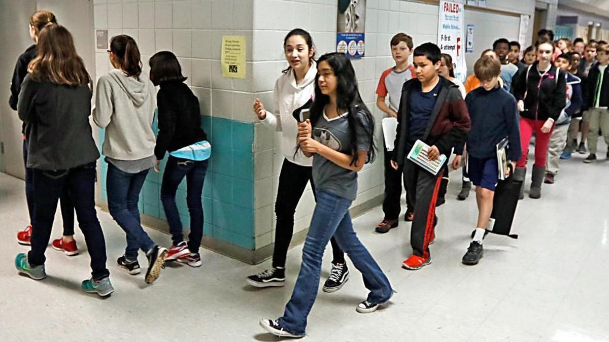 Durant Road Middle School students line the hallways at the north Raleigh school between first and second period in this 2016 file photo. 