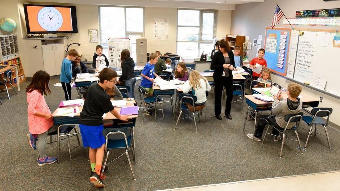Third-grade teacher Kristi Gutshall leads class at Holly Grove Elementary School in Holly Springs, N.C.., on Nov.16, 2017.  Holly Grove will be getting a new principal to replace Kathy Knezevic, who is leaving to become an assistant principal at the Wake Young Women's Leadership Academy in Raleigh.