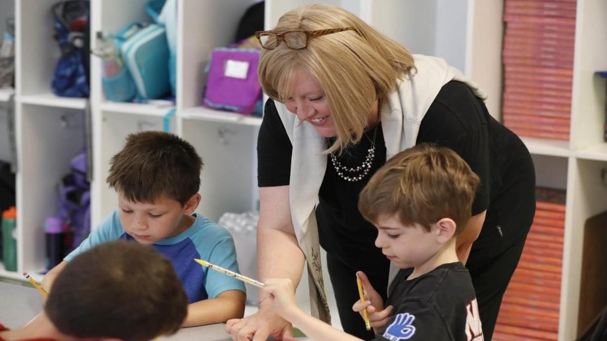 Engineering specialist Stephanie Wright works with second graders Cohen Hoffman, left, and Dylan Kampfer at Sycamore Creek Elementary School in Raleigh, N.C., on Aug. 24, 2017. Sycamore Creek could stop accepting new transfer students and be put under an enrollment cap to help the school meet new state K-3 class size limits.