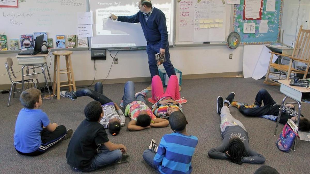Jeff Maynard teaches a reading lesson to his third-grade class at Brier Creek Elementary School in Raleigh in 2014. The students worked in “reading camps” to prepare for end-of-grade tests to comply with Read to Achieve.