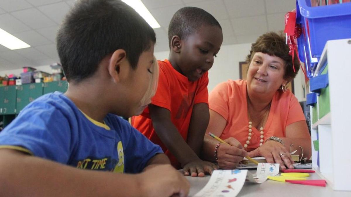 Donna Donovan, a teacher assistant at West Smithfield Elementary School, works with kindergarten students in this 2015 file photo.