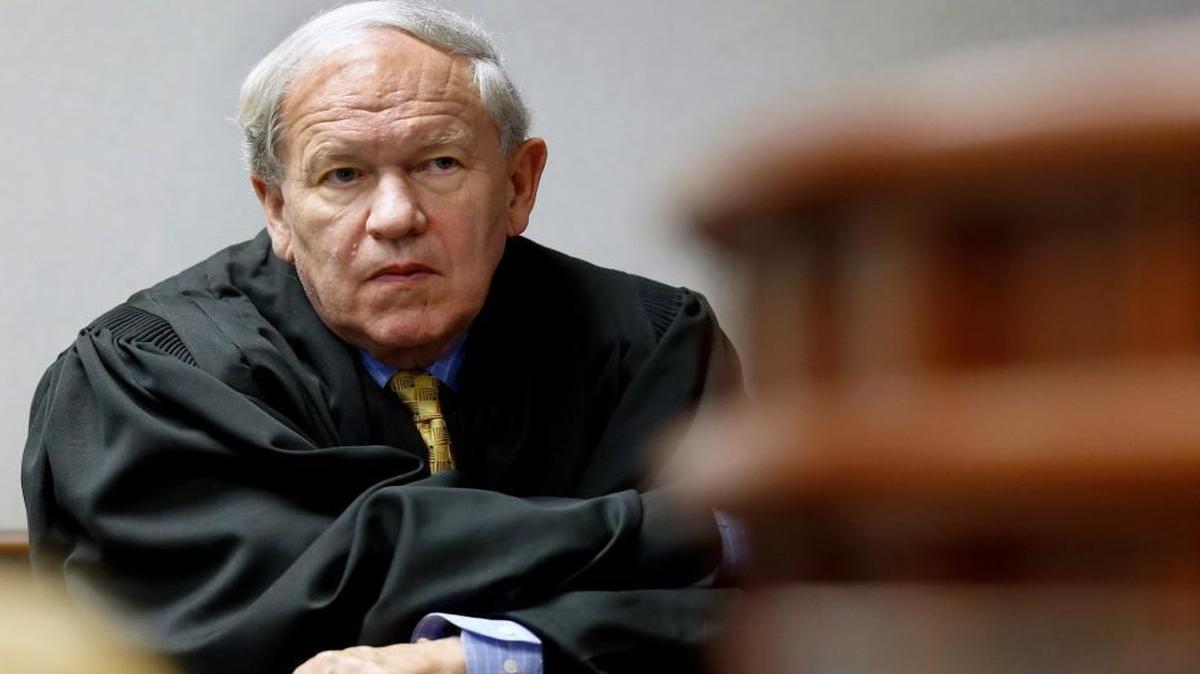 Superior Court Judge Howard Manning listens as a witness testifies at a Leandro education hearing in a Wake County courtroom in 2015.