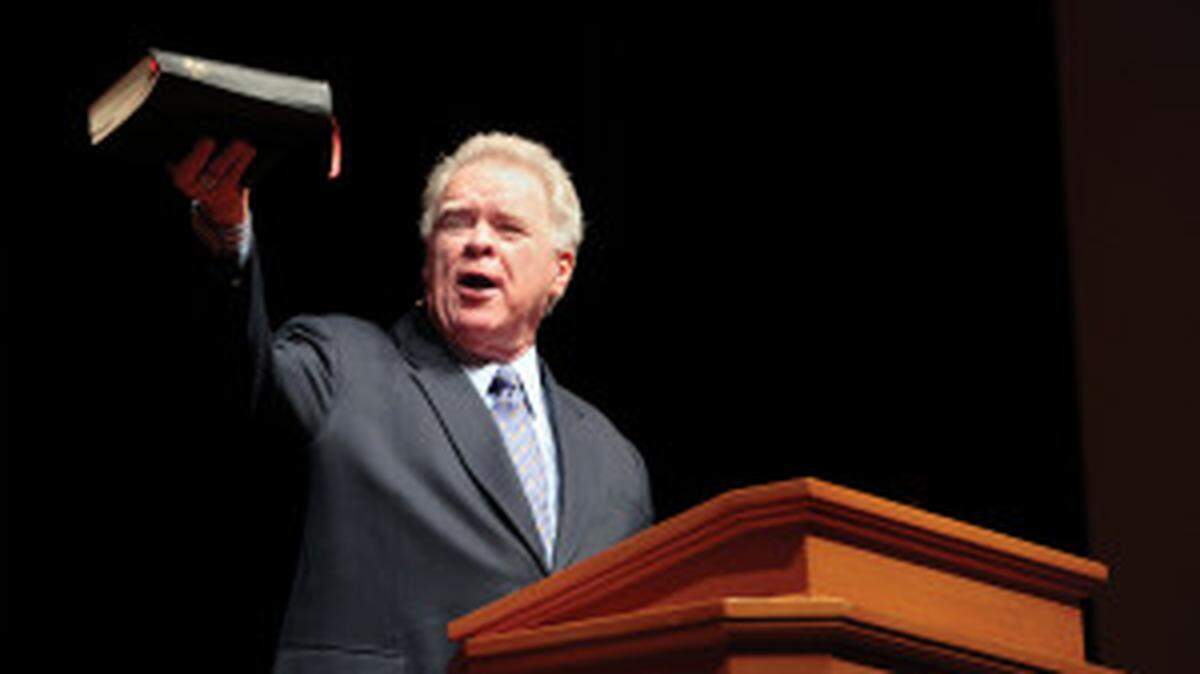 Evangelical leader Paige Patterson is defending remarks he made 18 years ago about how women should respond to abuse in marriage after a recording of his counsel began recirculating on the internet.