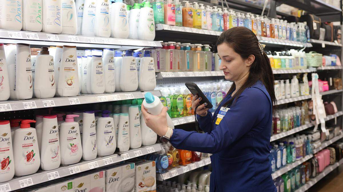 Which grocery chains do local shoppers visit most? Walmart, Harris Teeter and Food Lion top the list. 