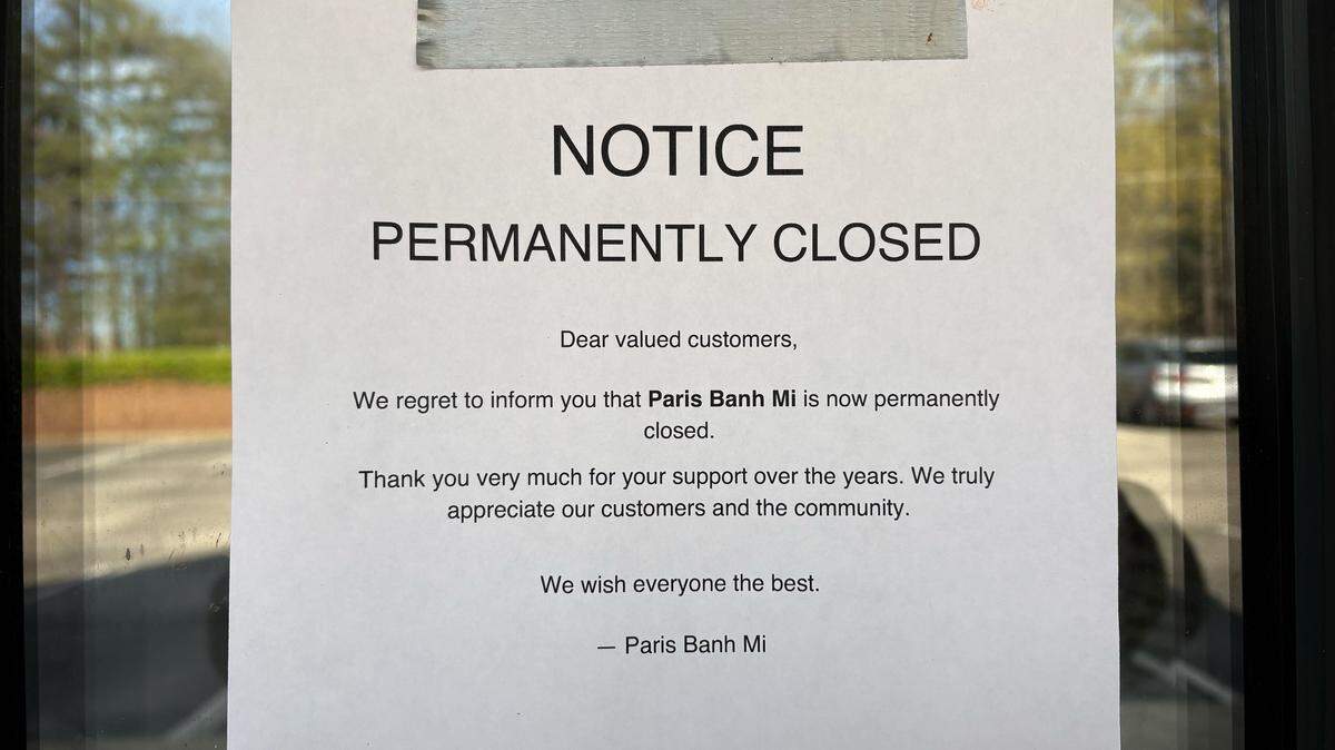 A sign posted to the door of Paris Banh Mi in Cary, North Carolina, shows that the restaurant has closed as of March 17, 2026.