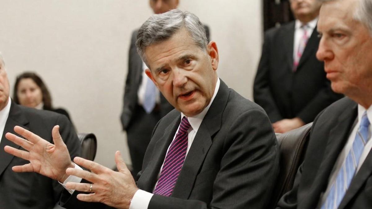 
UNC Board of Governors chair John Fennebresque, left, and UNC System president Tom Ross during a press conference Friday, Jan. 16, 2015. The N.C. House approved legislation Monday night that would change the process for replacing Ross.
