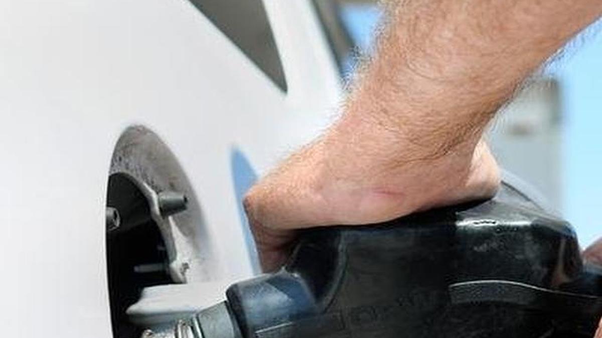 
The House budget would instead leave the tax on diesel fuel at 36 cents in January, but buyers of other motor fuels would get a break: The rate would drop to 33 cents per gallon and stay there until 2017, when the new calculation formula would go into effect.
