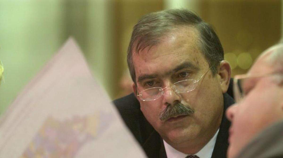 In this 2003 file photo, Rep. Daniel McComas, center, talks with fellow legislators about new legislative districts during a special session of the North Carolina General Assembly.
