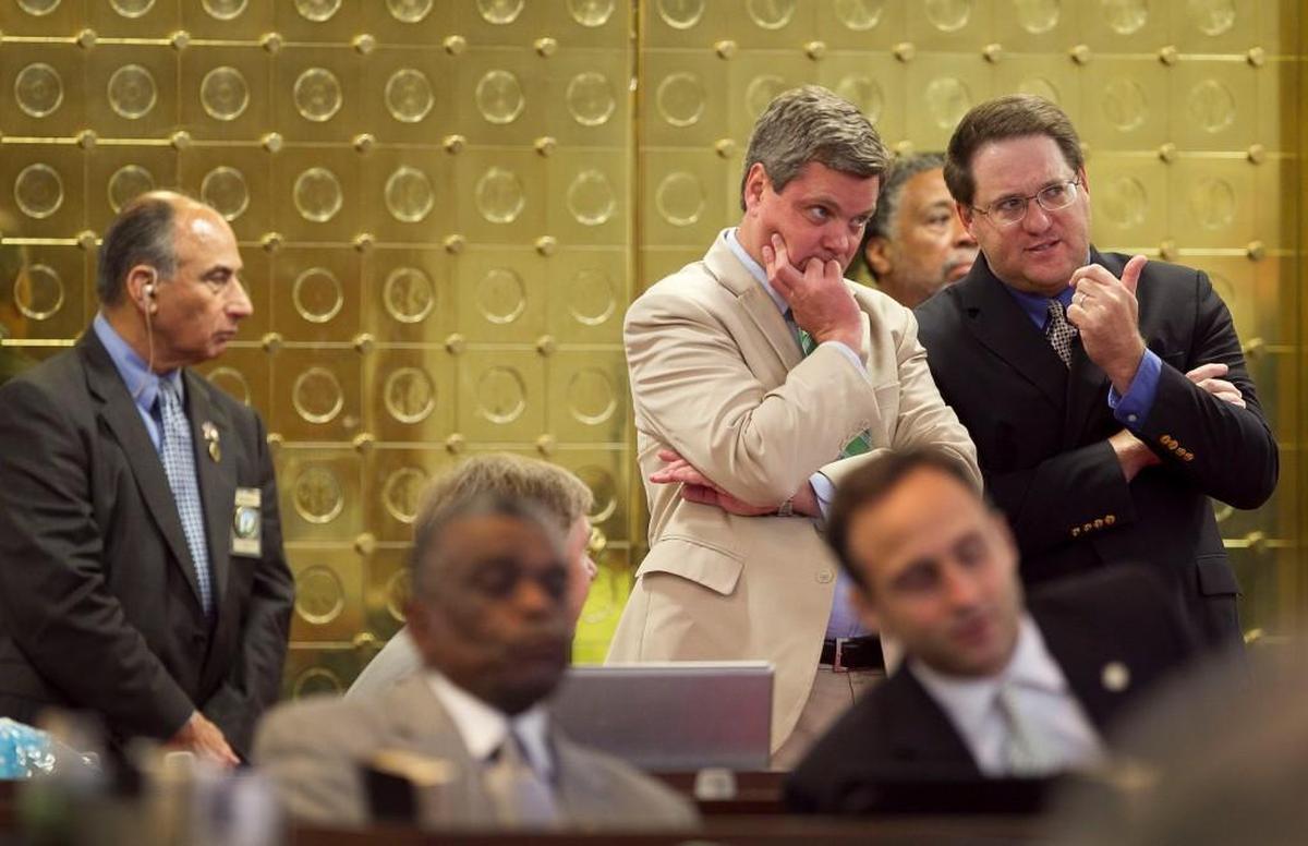 Rep. Paul Tine, left, of Kitty Hawk confers with Rep. Charles Jeter of Mecklenburg County in the N.C. House on August 15, 2014.