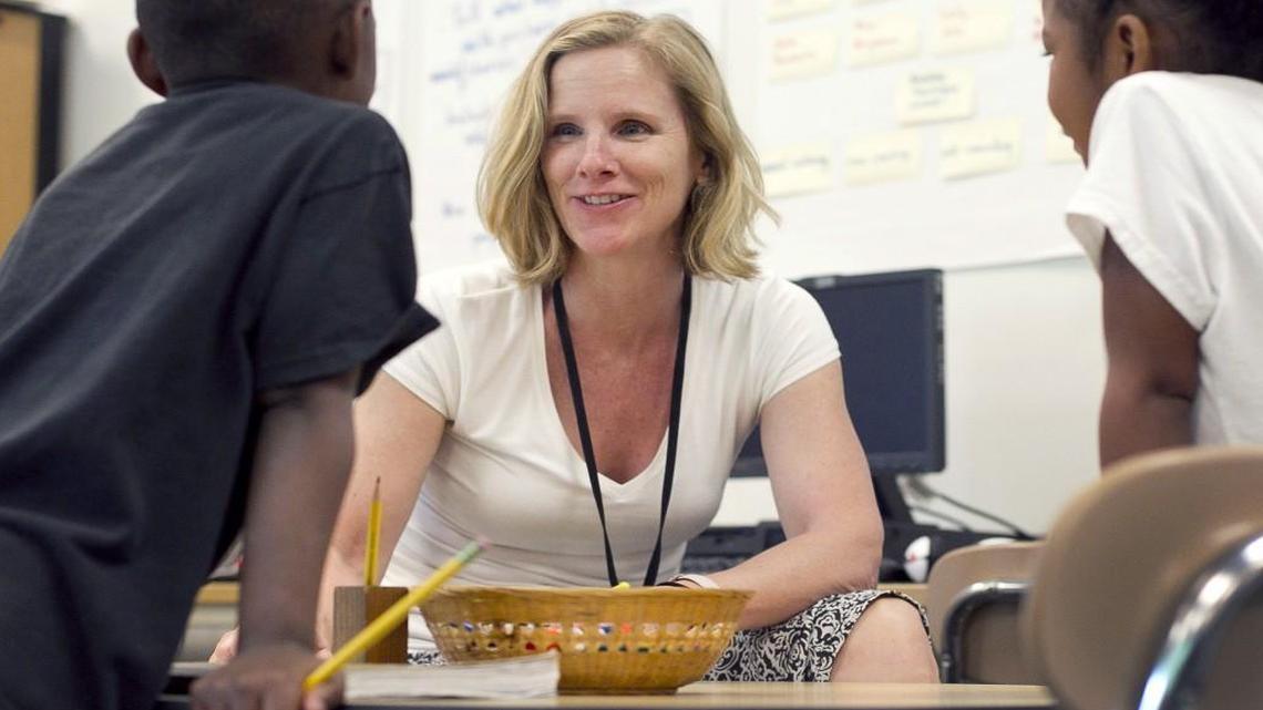 Jane Gilewicz, a teacher's assistant at Poe Elementary School in Raleigh, works with Yasemire Brailsford (left) and Lesly Salinas Noyola in a K-1 class in 2014. The N.C. House voted to drop a mandate for smaller elementary school class sizes on Thursday.
