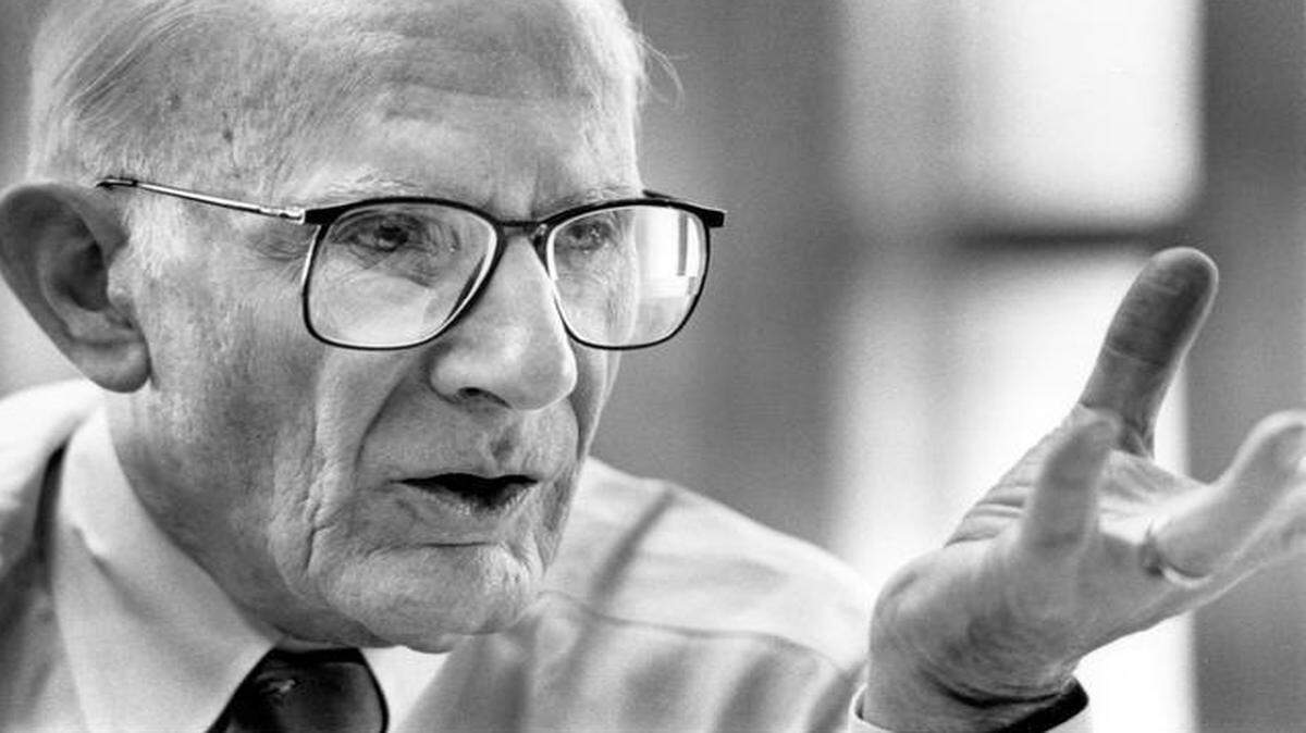 
News & Observer editor Claude Sitton during a daily news meeting in 1990.
