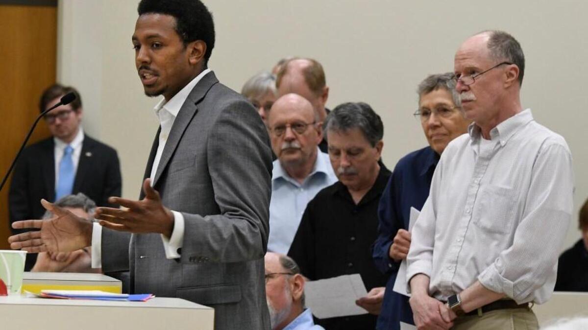 Reggie Weaver explains to a crowd of over 100 members of the public who attended a People’s Hearing on HB200 at the Legislative Office Building in Raleigh, N.C. Monday, June 5, 2017. Sponsored by Common Cause, dozens of voters spoke out in support of HB200 which would establish a nonpartisan way of drawing the state’s voting maps, free from party politics. Weaver, who works for Common Cause explained that N.C. A&T ‘s campus was divided into two congressional districts which caused lots of confusion during elections.
