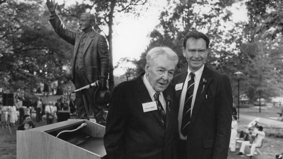Frank Daniels and Frank Daniels, Jr., at the unveiling of the Josephus Daniels statue in September 1985.
