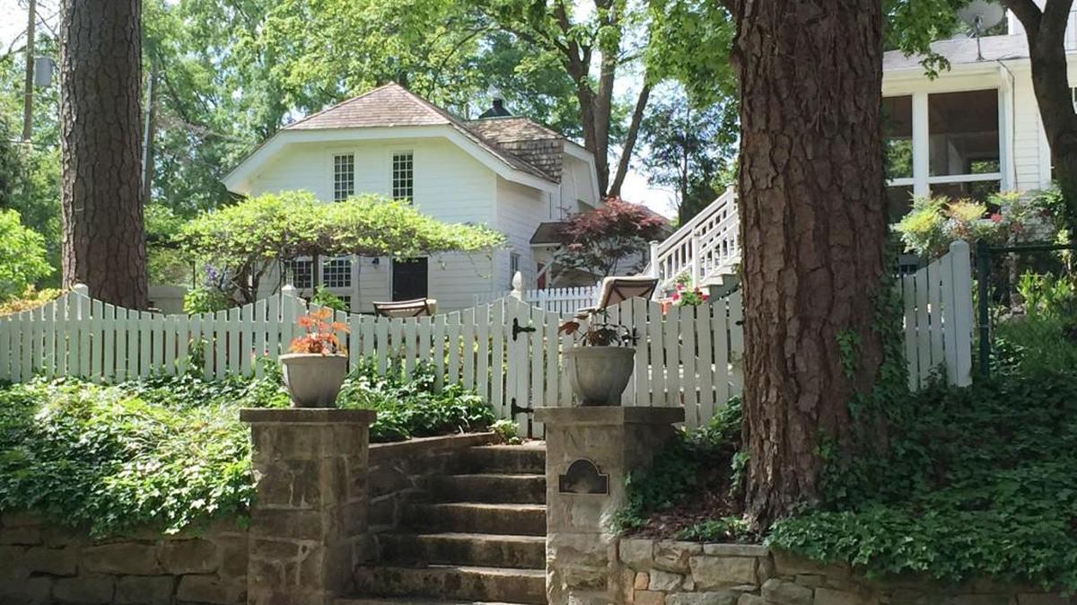 An example of a backyard cottage in Cameron Park in Raleigh