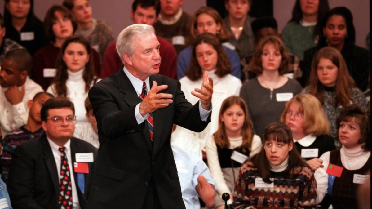 Gov. Jim Hunt speaks with teachers and students during a Students Forum on Education at the NC Museum of History in 1997.