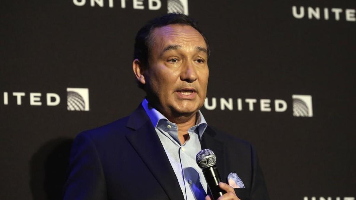 United Airlines CEO Oscar Munoz said in a note to employees on Tuesday that he continues to be disturbed by the incident Sunday night in Chicago, where a passenger was forcibly removed from a United Express flight. Munoz said he was committed to “fix whatever is broken so this never happens again.”