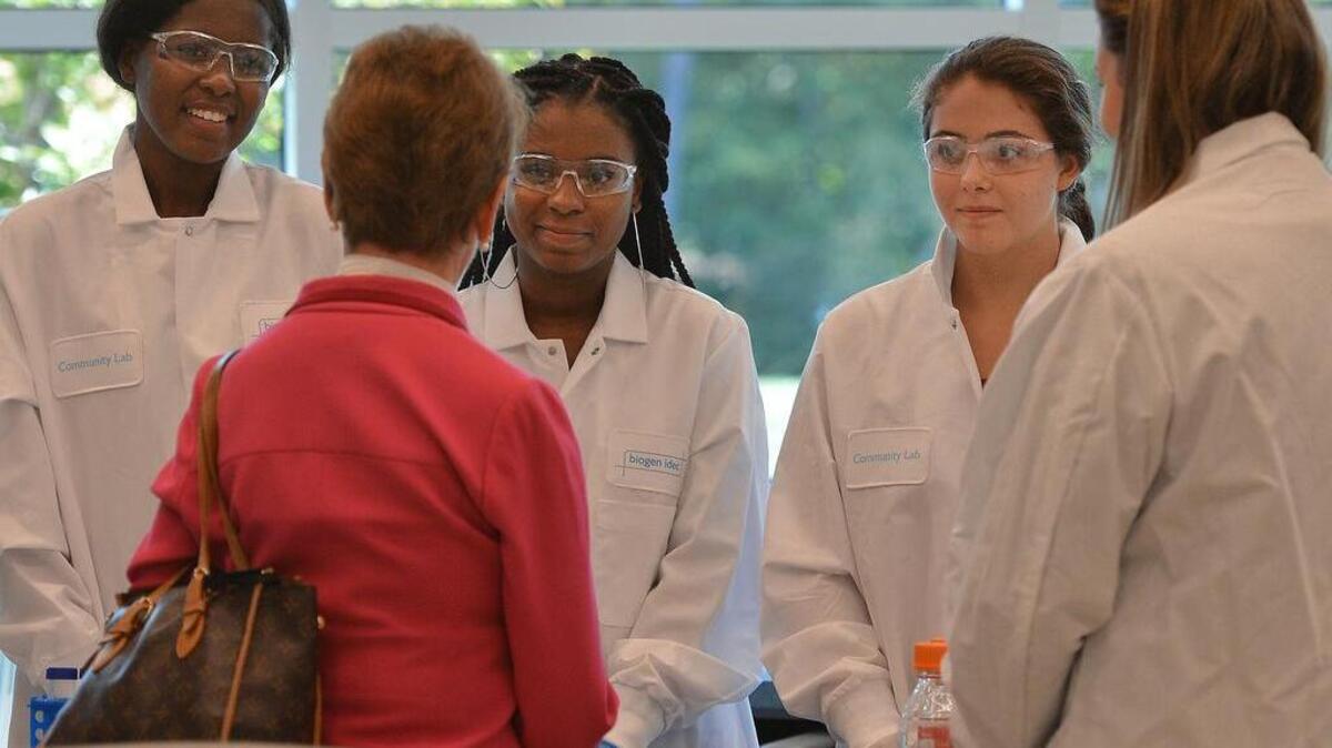 
High school students participate in Biogen Idec’s Community Lab. 
