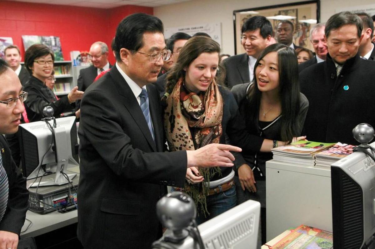Chinese President Hu Jintao visits the Confucius Institute in Chicago in 2011.