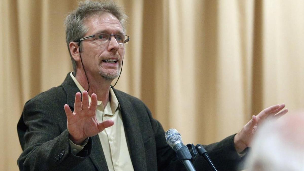 UNC Professor Jay Smith speaks during a Faculty Council meeting in 2013. He filed a grievance alleging improper administrative meddling in his course on the history of big-time sports.