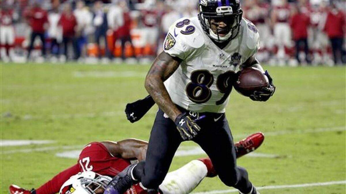Baltimore Ravens wide receiver Steve Smith (89) makes a catch as Arizona Cardinals cornerback Patrick Peterson (21) defends during the second half of an NFL football game, Monday, Oct. 26, 2015, in Glendale, Ariz. The Cardinals won 26-18.