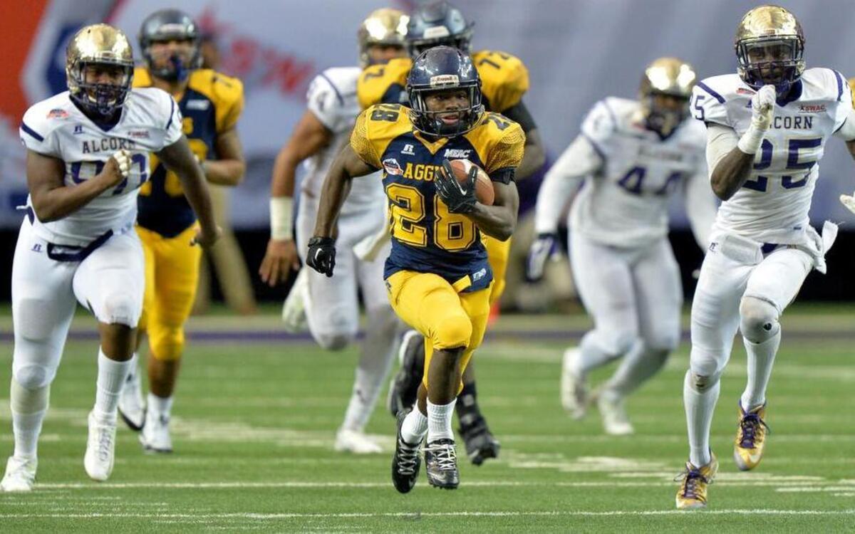 North Carolina A&T running back Tarik Cohen (28) runs for one of his three touchdowns during a 41-34 win against Alcorn State in the Celebration Bowl at the Georgia Dome in Atlanta on Saturday, Dec. 19, 2015. (Hyosub Shin/Atlanta Journal-Constitution/TNS)
