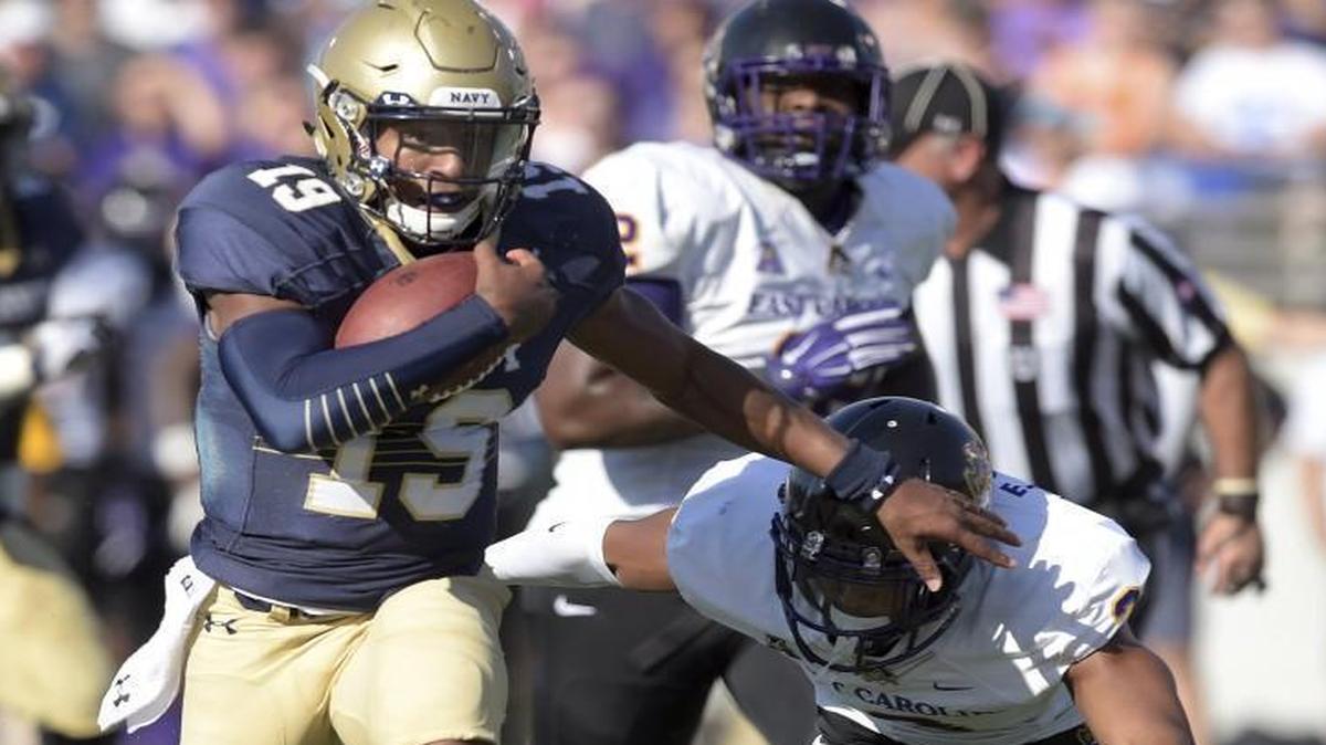
Navy quarterback Keenan Reynolds runs for a long gain during the second quarter against East Carolina during an NCAA college football game Saturday, Sept. 19, 2015, in Annapolis, Md. 
