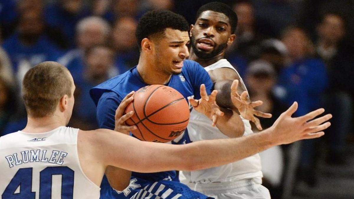 Kentucky guard Jamal Murray (23) flies past Duke center Marshall Plumlee (40) and teammate forward Amile Jefferson (21) in the second half of Kentucky’s 74-63 victory at the United Center in Chicago, Il, Tuesday, November 17, 2015.