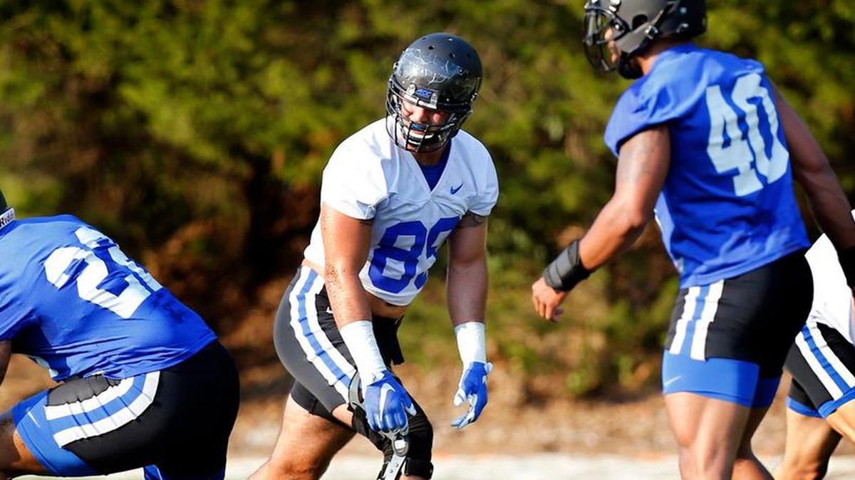 Duke tight end Braxton Deaver, middle, gets ready to run a drill in 2015.