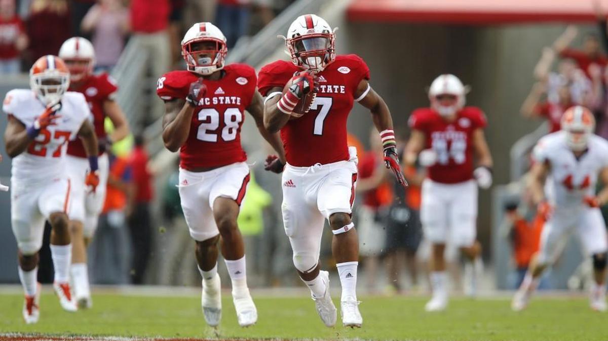 N.C. State's Nyheim Hines (7) returns a kickoff 100 yards for a touchdown during the first half of the Wolfpack's game against Clemson at Carter-Finley Stadium on Oct. 31.