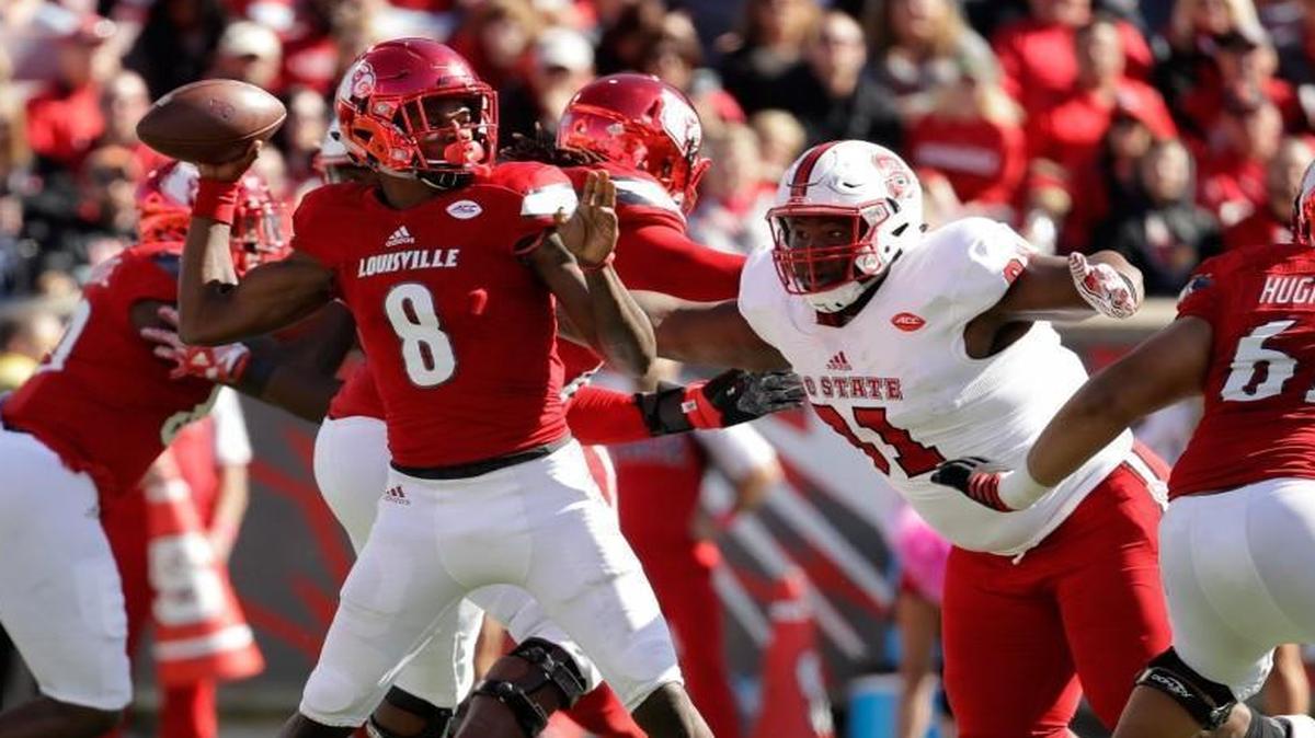Louisville’s Lamar Jackson throws a pass during the first half against N.C. State at Papa John's Cardinal Stadium.