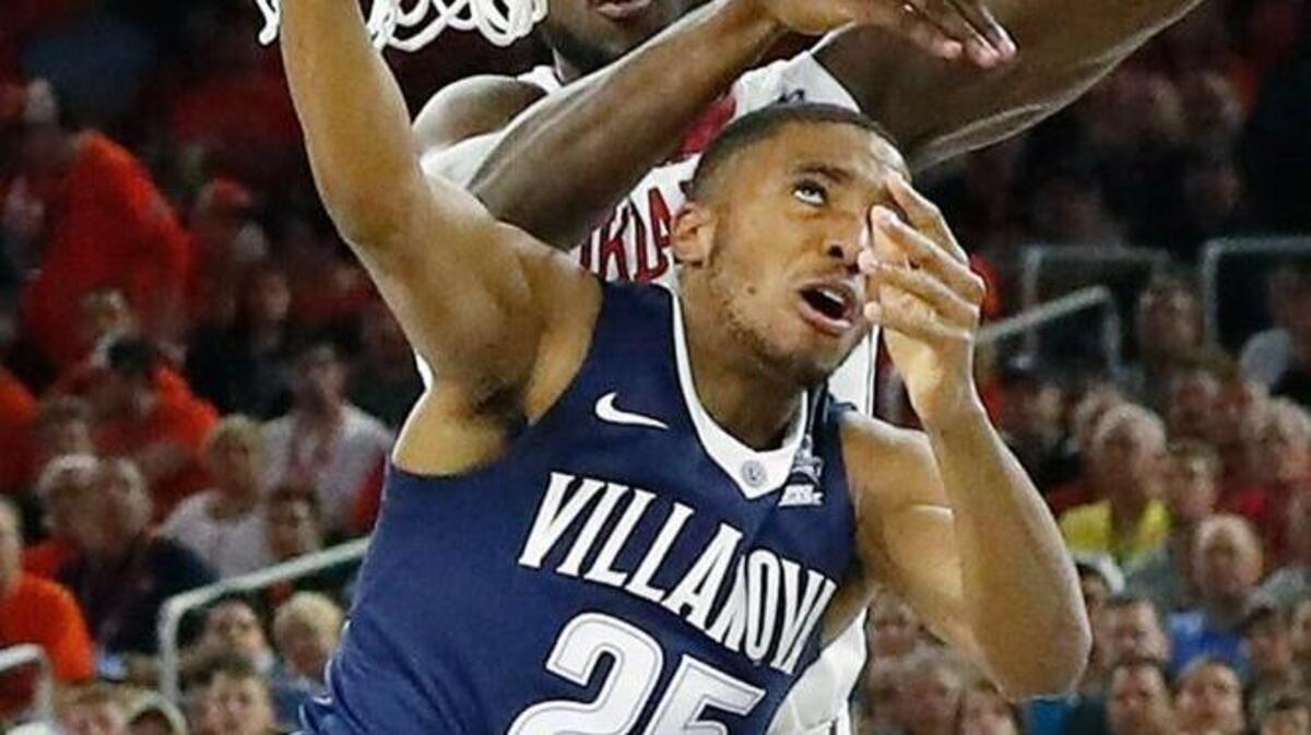Oklahoma forward Khadeem Lattin defends against Villanova guard Mikal Bridges, who comes off the bench to relieve the Wildcats’ perimeter shooters.