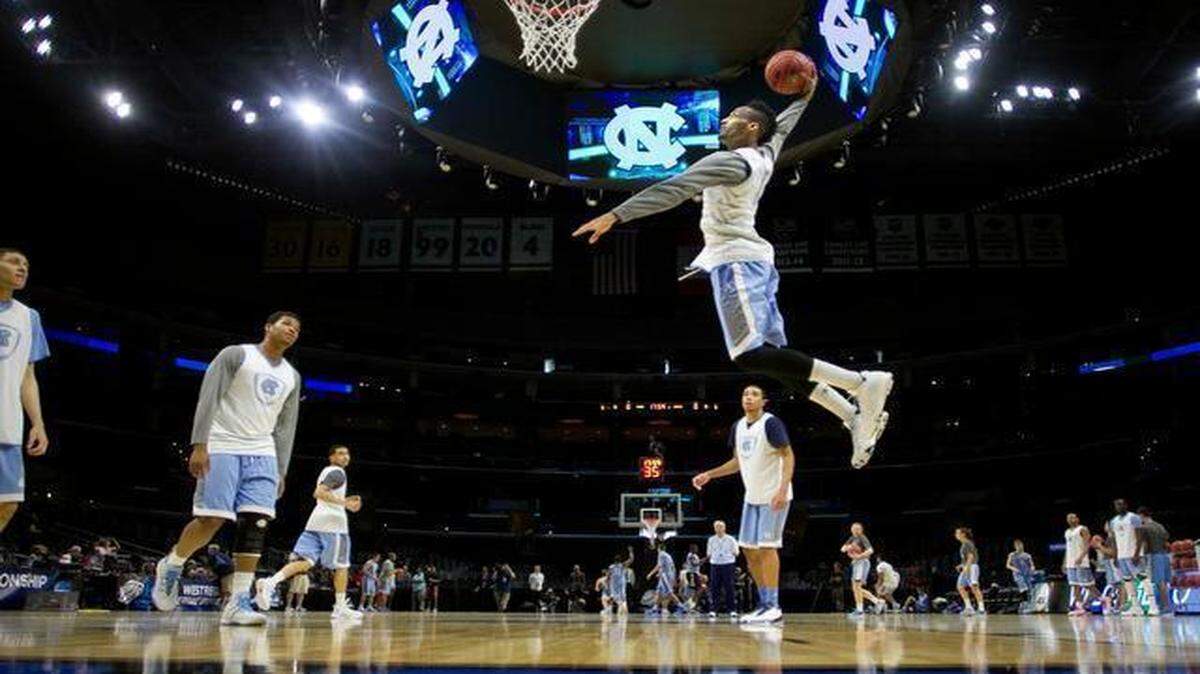 
North Carolina’s J.P. Tokoto dunks during the Tar Heels’ practice  Wednesday in Los Angeles. Tokoto and the Tar Heels’ frontline will face Wisconsin center Frank Kaminsky, who leads the Badgers in scoring (18.4 points), rebounding (8.1) and field-goal percentage (.556). 



